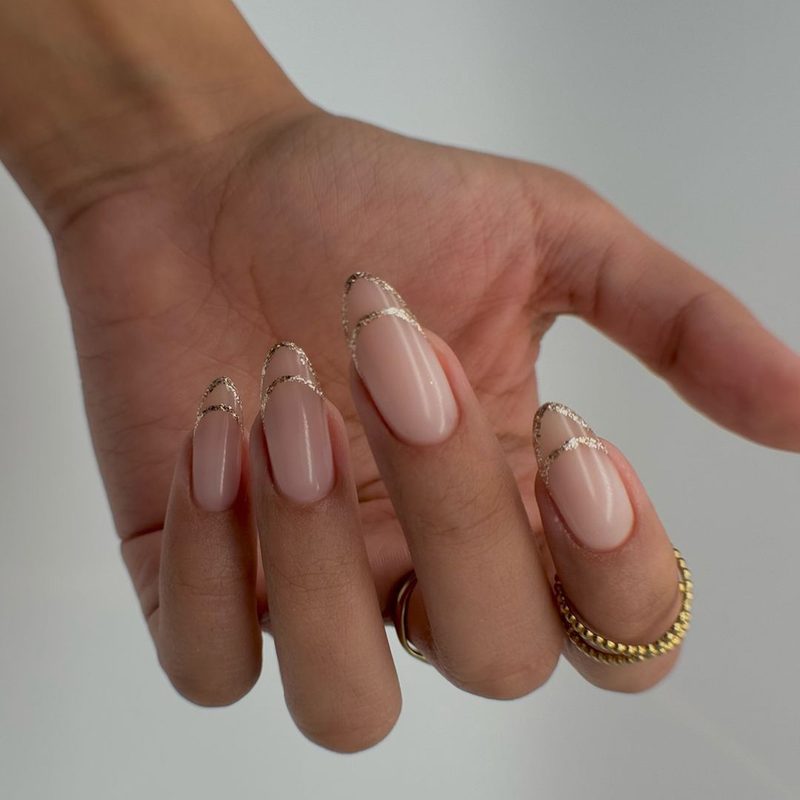 minimalist fine line nail art showcasing delicate nail art fine lines