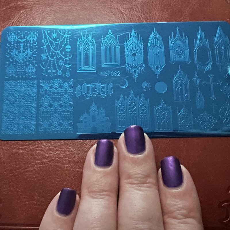 Applying a nail art template on a fingernail for precise design