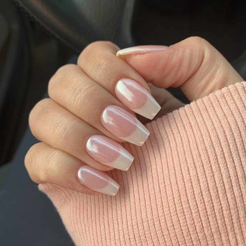 applying chrome powder on gel varnish nails with soft applicator