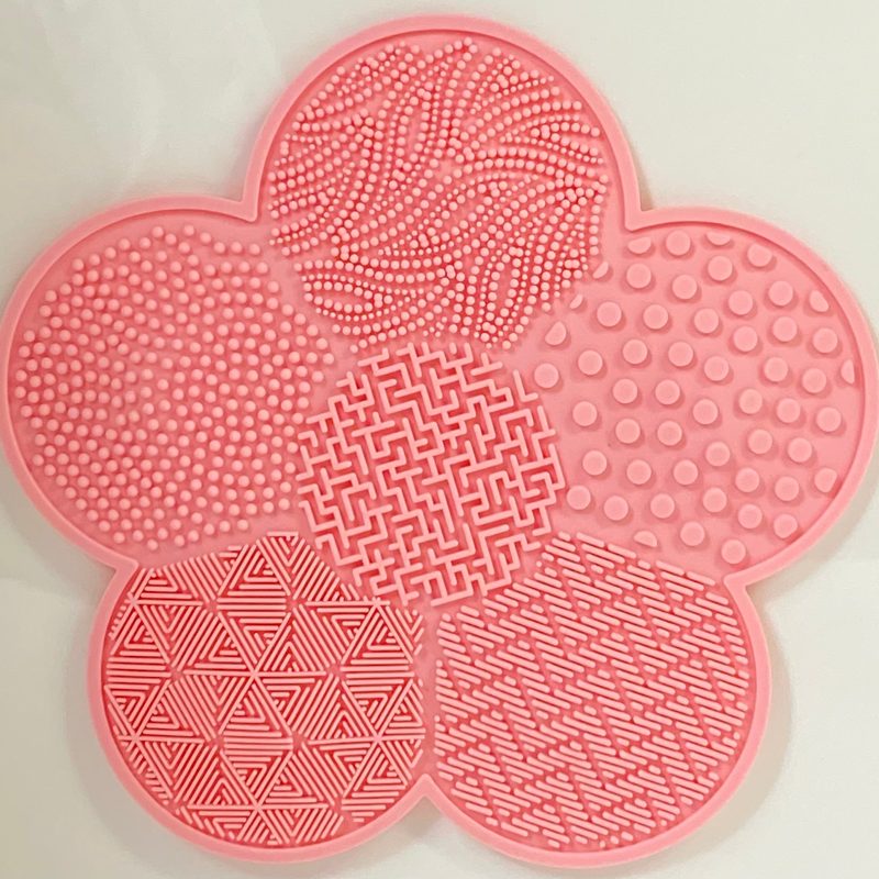 cleaning a silicone mat for nail art using warm water and soap